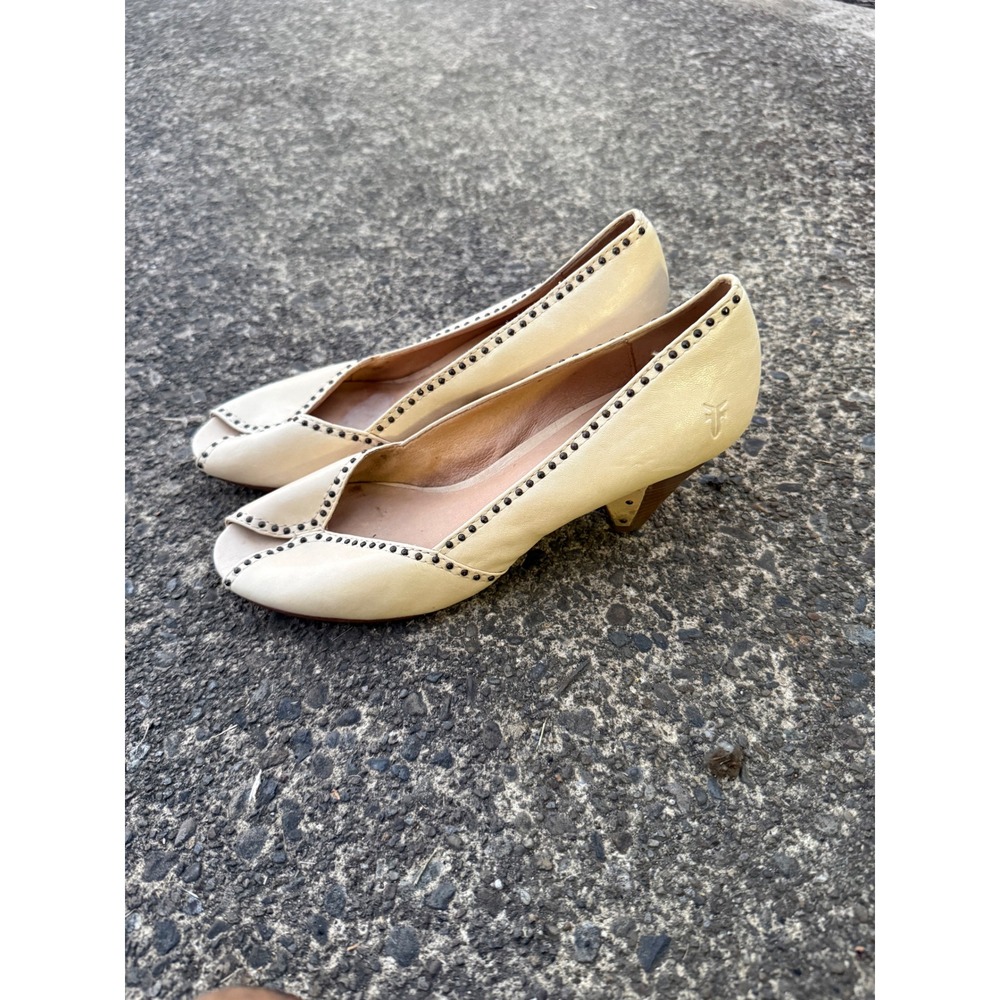 Frye Maya V-Neck Peep Toe Studded Cream Leather Pumps Kitten Heel 8.5M F0911